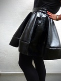 Création jupe en cuir noire